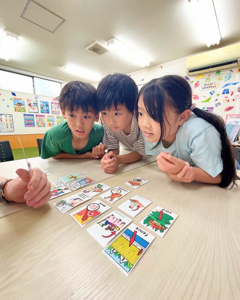 英語のカードを使って学ぶ子どもたち
